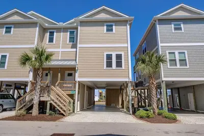 Image de Great savings on amenities. Linens provided. Beach, Sound, Pool, Picnic, Playground