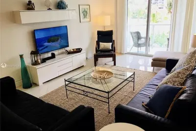 Image de Oversized Condominium with many amenities. Steps to the beach and park