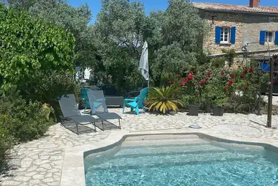 Image de Le gîte du Mas du Bueysse et sa piscine entouré de 2 hectares de verdure.