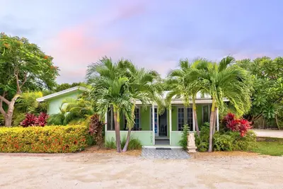 Private Cottage on Bayfront Estate – Pool, Beach, and Boating Paradise