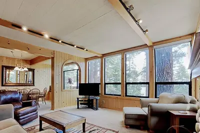 Image de Deluxe Slopeside Condo Just Steps to Mammoth Mountain with 3 Spas, Pool and Sauna and Free WiFi and Parking - Unit 531 at 1849 Condos by RedAwning