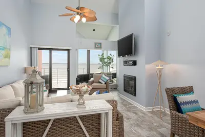Image de Spacious Condo on the Bay/Vaulted Ceilings - Palm Beach Club 209