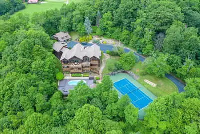Image de Banner Crest - Mountain Luxury! ! Views, hot tub, Private Pool and Tennis Courts, Game Room!