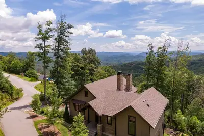 Image de Lucky Landing - Brmc amenities, pets, views, hot tub, fire pit, game tables