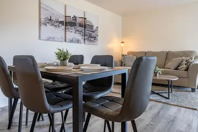 Clean, Modern! 3 Bedrooms, River, Downtown