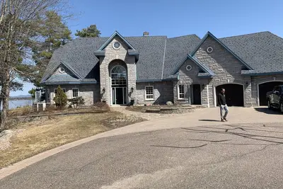 Image de Estate house on the Ottawa river with 47 Km's of boating