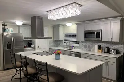 Image de Cozy 5 Bedroom 85” Tv Home in a Secluded Area
