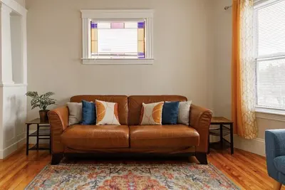 Image de Large 3br Apt w\/ enclosed front porch Close to Polar Park, palladium, Wpi, Dcu