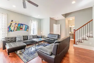 Image de 2 Story Large Apartment | 5 min to Downtown