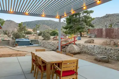 Image de 🌵 Rocky Ridge Retreat - Cozy & Colorful Home in Joshua Tree w\/Hot Tub, Fire Pit & Bbq 🌵