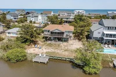 Image de Sanderley | 490 ft to the beach | Fire Pit, Private Dock