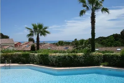 Image de 🏠 Maison 2 chambres proche Nice, climatisée, terrain, piscine garage, 600 m mer