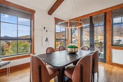 Image de The Cabin at Nosedive: Spruce Peak 4 br ski-in/ski-out, fireplace, a/c, hot tub!