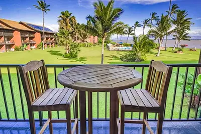 Image de Nicely remodeled condo with ocean views, WiFi, outdoor pool & grills