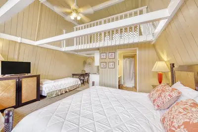 Image de Centrally-Located Studio w\/Free WiFi, Shared Pool, Grills, & Kitchenette