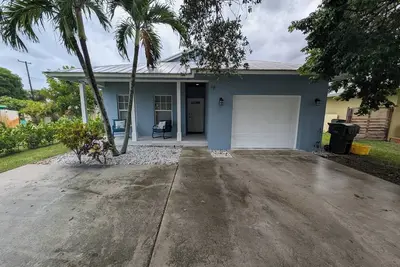 Image de 3 blocks from Downtown Atlantic Ave - 1 mile to Beach - Safe area