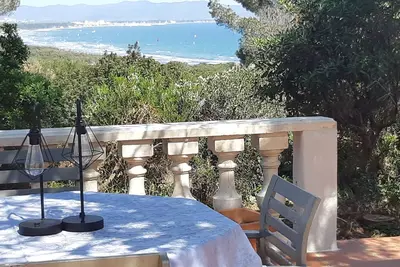 Image de Bastide 200m2. Presqu'ile de Giens. \nPscine. Vue mer exceptionnelle\n8 personnes.