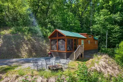 Image de Great Smoky Mountain Tiny House Log Cabin \"Cedar Heights\"