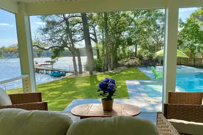 Image de Sound front Sunsets from Dock, Pool, Porch & all rooms. Private Beach access!