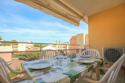 Image de Appartement T3 totalement rénové avec terrasse au centre ville de Cavalaire