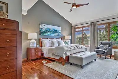 Image de Creekside Luxury Penthouse| | Mountain Views | Hot Tub | Prime Location