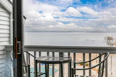 Image de ☀ Bay View Couples Retreat @ The Shores | Wow Views | Direct Beach Access ➠ Unit 5586