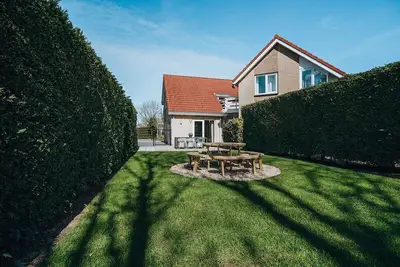 Image de Maison de vacances meublée avec goût avec grand jardin privé au sud et à distance de marche de la plage.