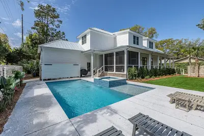 Image de Large family home with private pool and short walk to beach.