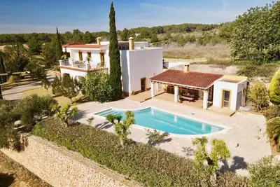 Spacious villa with pool and beautiful garden.