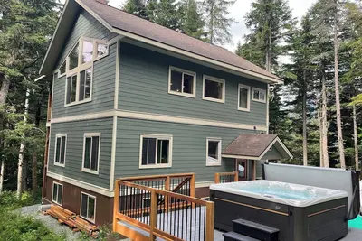 Image de Luxury home -Huge kitchen, living room, Hot Tub, & sauna in a private wooded lot