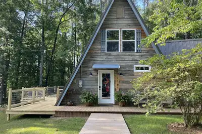 Image de Lakefront Cabin, path to lake, private dock, fire pit! Near Lagrange and Auburn