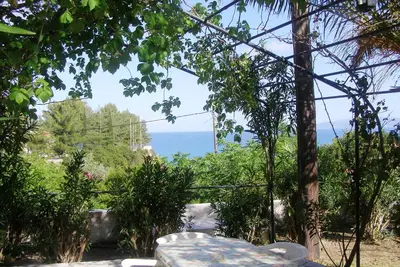 Image de \"Polymnia Studio\" avec vue sur le jardin, à seulement 200m de la plage