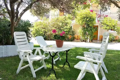 Image de \"Polymnia Apartments\" avec vue sur le jardin, à seulement 200m de la plage