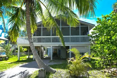 Image de The Blue Pearl-walk to beach, 3b/2b with screened porch, and Ncic (pools & more)