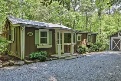 Image de Adorable Cabin! Walk to Downtown!