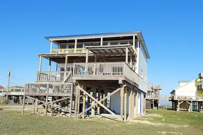 Image de Amazing 5-bedroom beachfront home waiting for your getaway, sleeps 16