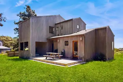 Image de Ocean View Home w/ Private Hot Tub, Gas Fireplace, Lovely Decks & Shared Pools