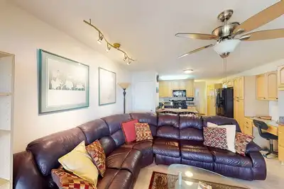 Image de Amazing waterfront condo with ocean views, shared pool, balcony, & grill