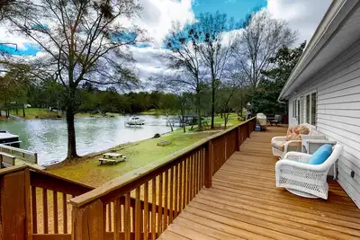 Image de Lakefront Dog-Friendly Home w\/Free WiFi, Furnished Deck, Lake Views, Central Ac