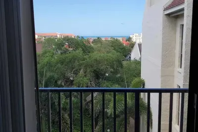 Image de Penthouse Condo with Water Views