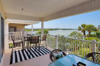 Image de Captain's Cove waterfront condo with shared heated pool