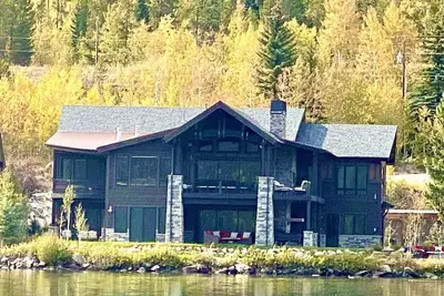 Image de Large Home on Lake with Stunning Views and Amazing Amenities