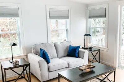 Image de Keuka Lake Gem! Relax at our modern and cozy year-round lakefront home.