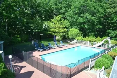 Image de Huge private house, Ig heated pool, fire pit, sleeps 10, 5 bath, Walk to Gurneys!