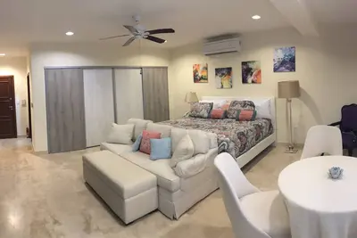Image de All the convenience of Shore Pointe - minus the price. . .