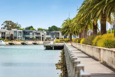 Image de Beautiful Martha Cove home - 100m from water