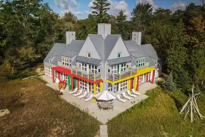Image de Spectacular Lake Michigan house just steps to the water