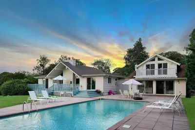 Image de Stunning Hamptons Waterfront Escape w/ Sunset View