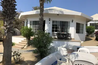 Image de Gorgeous house in a neighbourhood surrounded by palm trees.