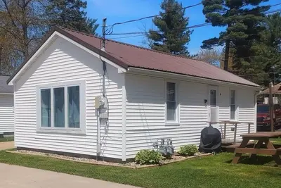 Image de Lilly Pad North, Cottage #4 is on Shawano Lake, nestled among 4 other cottages. Beautifully located. Relaxing days on the beach and sunsets by the firepit are the best.
